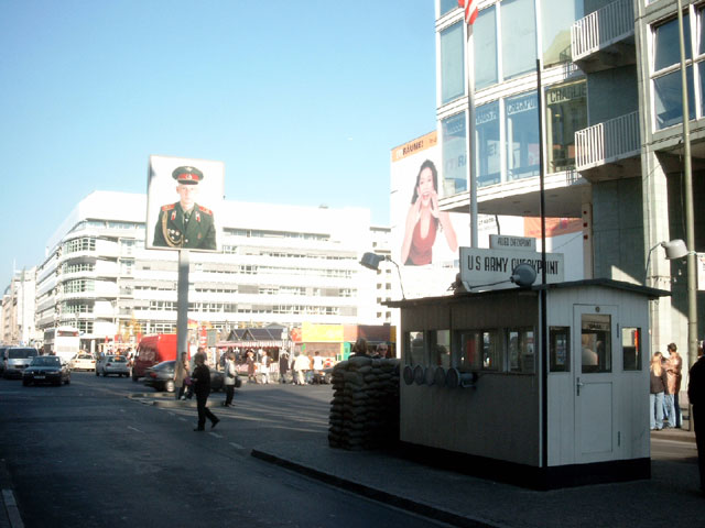 Am Checkpoint Charlie heute