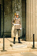 Neue Wache mit Wachsoldat der DDR