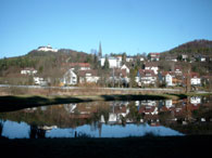 kath. Kirche und Schloß über dem Mühlbachsee