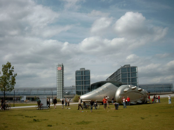 Fußballschuh am Hauptbahnhof