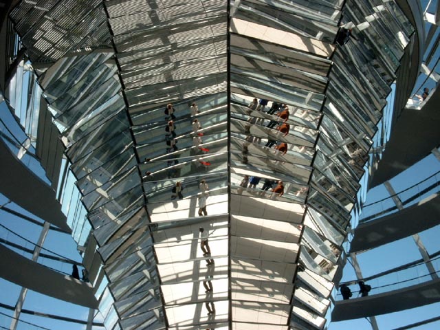 Spiegelsäule Licht für den Plenarsaal